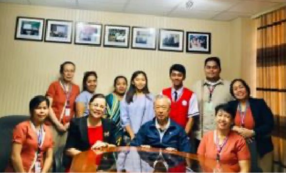 関野会長とフィリピン日系人会国際学校職員、奨学生